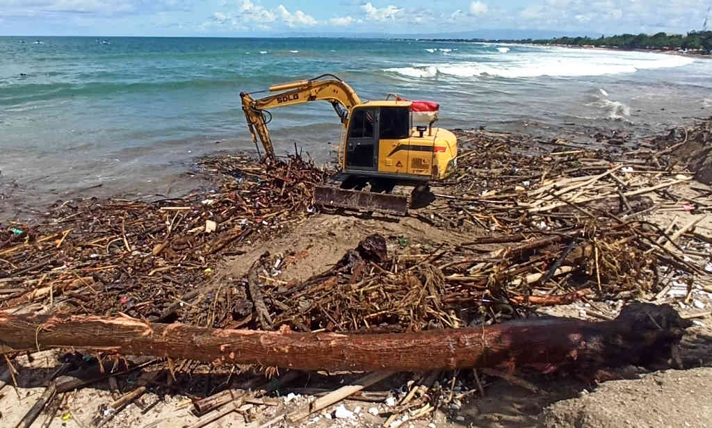 Sampah Kiriman Mulai Menepi Di Pantai Kuta Didominasi Batang Kayu