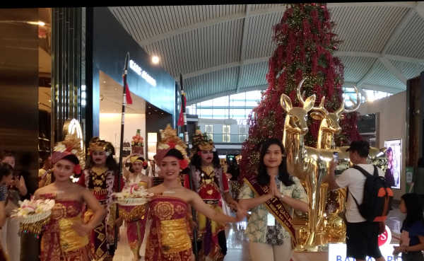  AP I Ajak Pelaku Seni Dari Desa Penyangga Tampil di Bandara Ngurah Rai