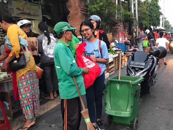  Astra Motor Bali, Berbagi di Hari Kasih Sayang dengan Petugas Kebersihan