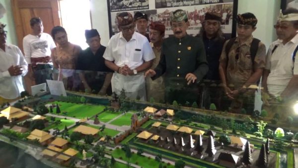  Alumni Fakultas Teknik Arsitektur Undwi Serahkan Maket Pura Taman Ayun