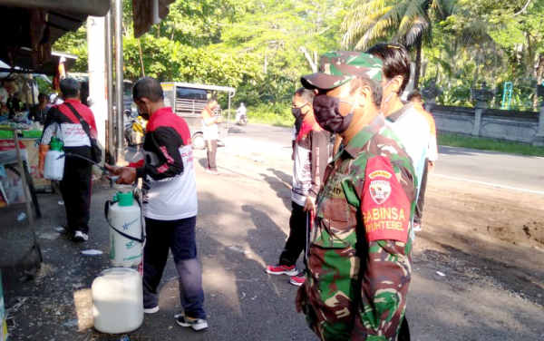  Babinsa Bersama Satgas Covid-19 Kecamatan Manggis Disinfeksi Fasilitas Umum