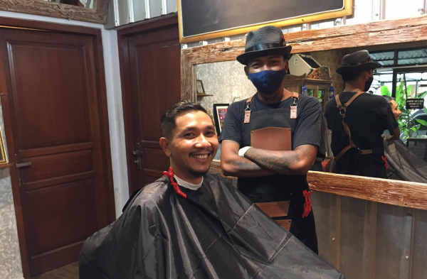  Concerned About Residents’ Difficulties, Gold Kink Haircut Offers Free Shaving