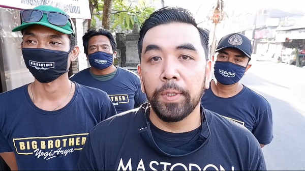  Anggota DPRD Kota Denpasar, Yogi Arya Turun ke Pasar Bagikan Ribuan Masker