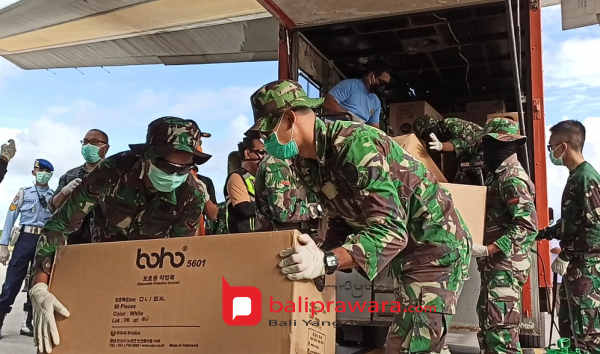  Bawa Ribuan APD, Pesawat Hercules TNI AU Tiba di Bali