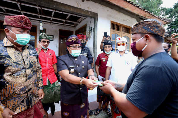  Badung Serentak Salurkan BLT Dana Desa, Bupati Giri Prasta Serahkan Langsung ke Rumah Warga