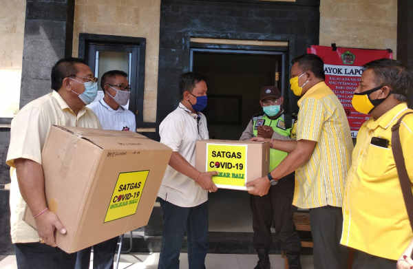  DPD Golkar Gianyar Serahkan Bantuan APD dan Sembako Untuk Masyarakat Desa Pering