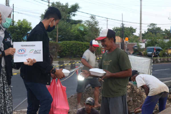  Bersama ACT, IMO Berbagi Kasih Bagikan Nasi Bungkus 