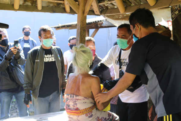  Undiksha Berbagi Berlanjut, Serahkan Paket Sembako ke Warga Banyuseri