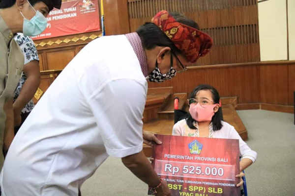  Gubernur Koster Bantu Hampir 20 Ribu Siswa Swasta di Bali Terdampak Covid-19