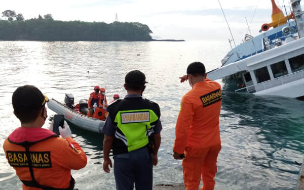  66 Passengers Of KM Dharma Rucitra III Survived, Dozens of Vehicles Still Trapped On The Ship