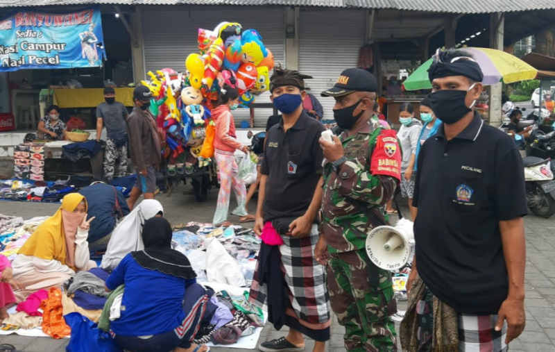  Babinsa dan Pecalang Edukasi Masyarakat Jimbaran Terapkan Protokol Kesehatan