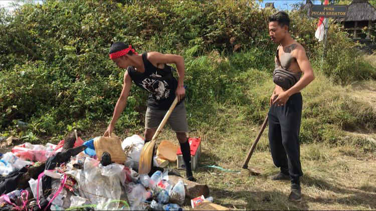  Pemuda Tengkudak dan Komunitas Bisa Terbiasa Bersihkan Sampah di Gunung Batukaru