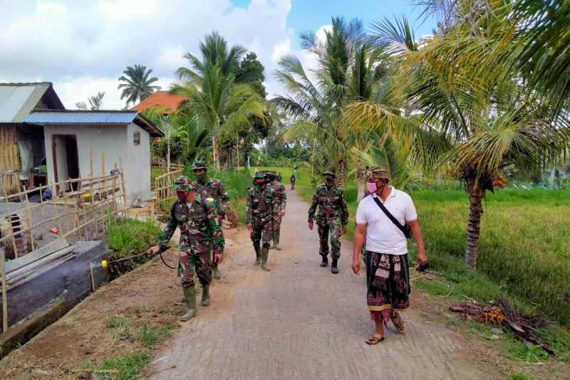  Satgas TMMD Gianyar, Lakukan Penyemprotan Disinfektan dan Sosialisasi Protokol Kesehatan