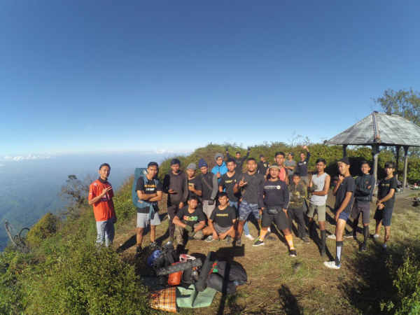  Tengkudak Youths and The Bisa Terbiasa Community Clean Up Trash on Mount Batukaru