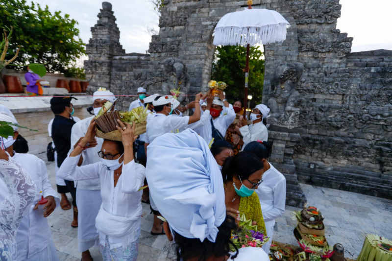  Wabup Suiasa Ikuti Upacara Nuntun Ida Bhatara, Jelang Restorasi Candi Gelung Pura Luhur Uluwatu