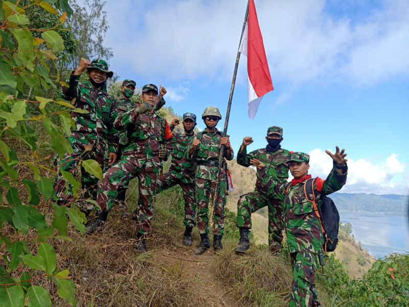  Hut Ke-75 RI, Dandim Bangli Lakukan Pendakian Gunung Abang