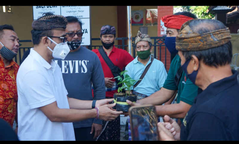  Jaya Negara Serahkan Bibit Tanaman, Masker dan Hand Sanitizer di Banjar Kertasari
