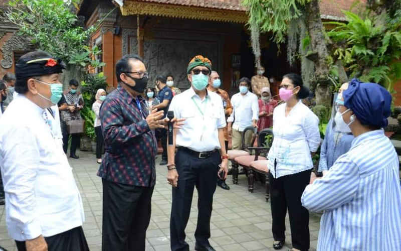  Wagub Cok Ace Dampingi Menkumham dan Menlu RI, Sambangi  Pasar Seni dan Puri Ubud