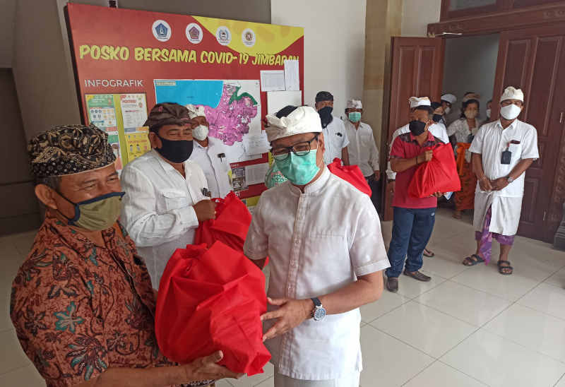  Motivasi Warga Terdampak Covid-19, Wabup Suiasa Serahkan Paket Sembako di Jimbaran dan Sibang Kaja