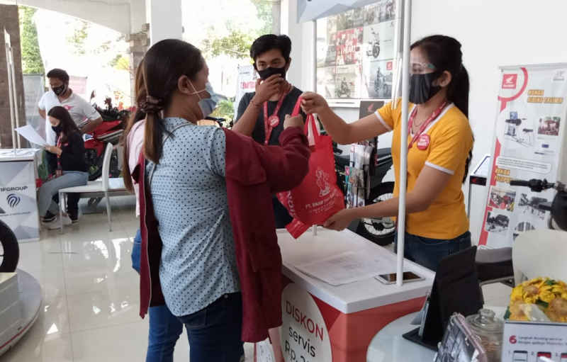  Turut Meriahkan Hari Raya Galungan, Dealer 63 Sejahtera Gelar Bazar Buah