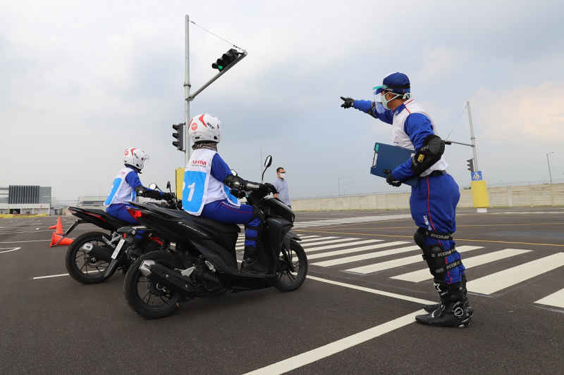  Ingin Berkendara Aman, Kenali 120 Potensi Bahaya di Jalan