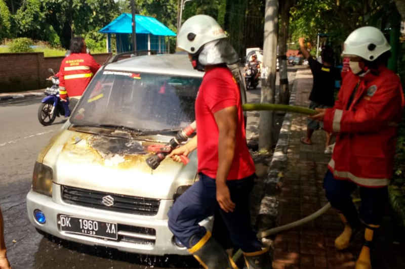  Diduga Konsleting, Mobil Tiba-tiba Terbakar