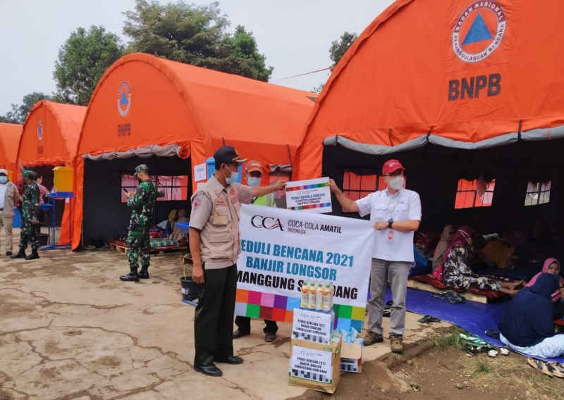  Peduli Korban Banjir dan Tanah Longsor Cimanggung, Amatil Indonesia Salurkan Ribuan Liter Air siap Minum