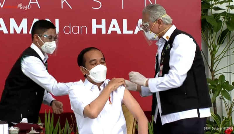  Presiden Jokowi Terima Suntikan Vaksin Pertama 