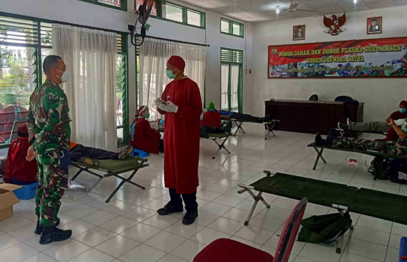  Puluhan Anggota Kodim Karangasem, Berpartisipasi dalam Donor Darah HUT Korem