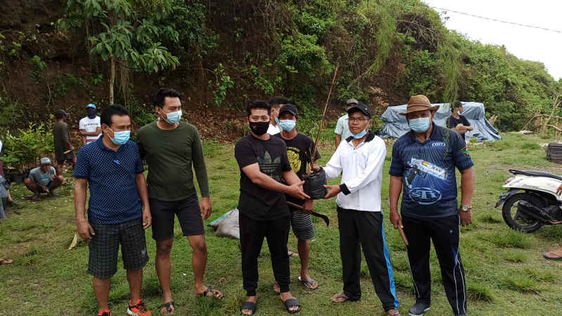  Cegah Abrasi, Yowana Desa Adat Pecatu Lakukan Penanaman Pohon di Pantai Nyang-nyang 