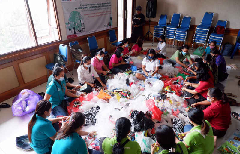  Pertamina DPPU Ngurah Rai, Gelar Pelatihan Ecobrick Atasi Sampah Plastik