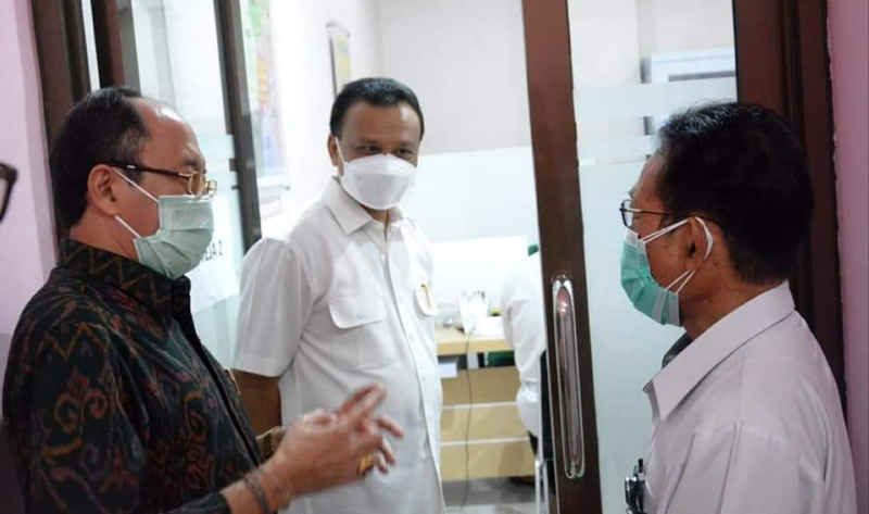  Sekda Dewa Indra Pantau Vaksinasi Covid 19 di Klinik Pratama Warmadewa