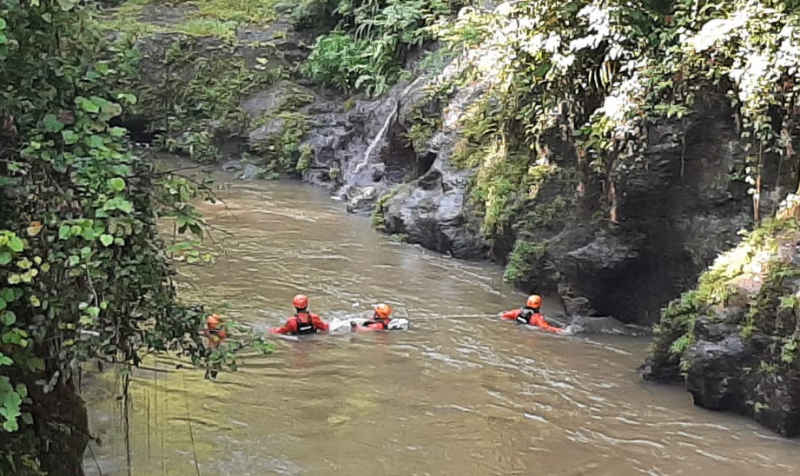  Sepeda Motor Terjun dari Jembatan Laplapan Pejeng, 1 Korban Belum Ditemukan