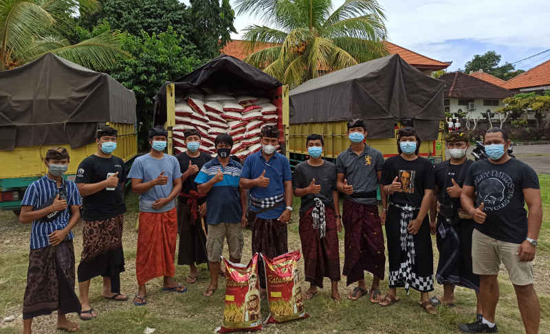  Ringankan Beban Krama Jelang Hari Raya Galungan dan Kuningan, Desa Adat Pecatu Kembali Bagikan 65 Ton Beras