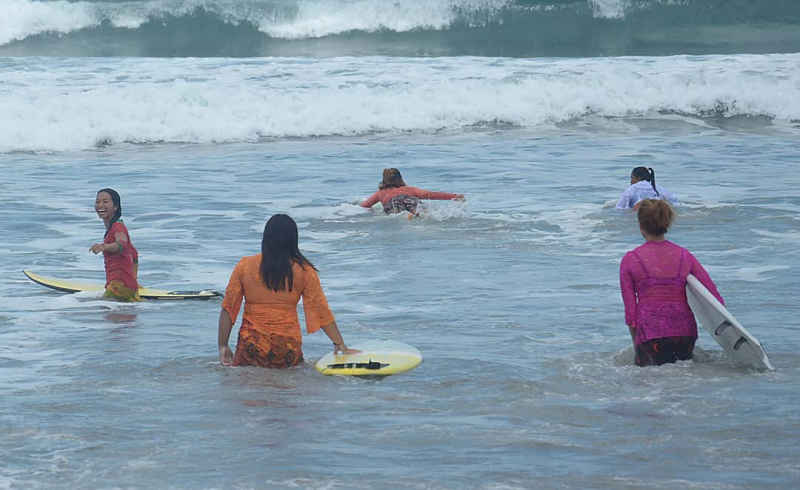  Perempuan Berkebaya Meriahkan Kartini Go Surf 2021