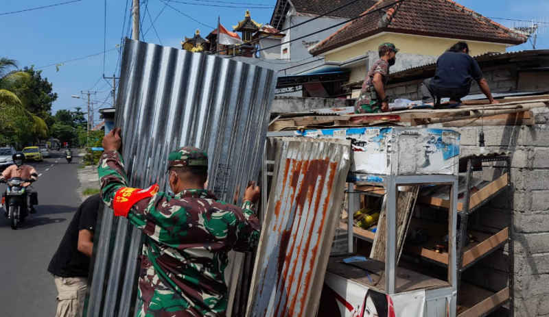  Kodim Klungkung Bantu Korban Bencana Puting Beliung