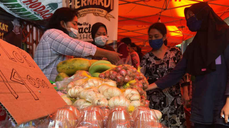  Warga Kampung Jawa Serbu Pasar Murah 