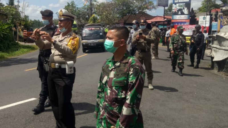  Pantau Posko Penyekatan, Dandim Tabanan Berpesan Agar Mengedepankan Cara-cara Persuasif dan Humanis