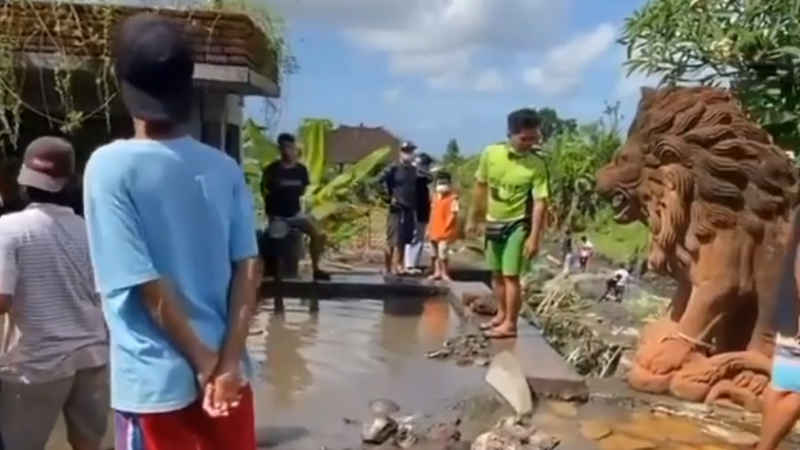  Pondasi Kolam Jebol, Ratusan “Ikon” Taman Tirta Gangga Hanyut