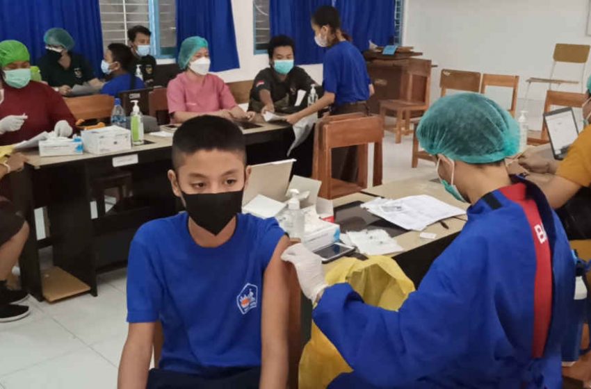 Vaksinasi Tahap Kedua di SMPN 1 Kuta, Tur Adnyana Apresiasi Kedisiplinan Siswa Terapkan Prokes