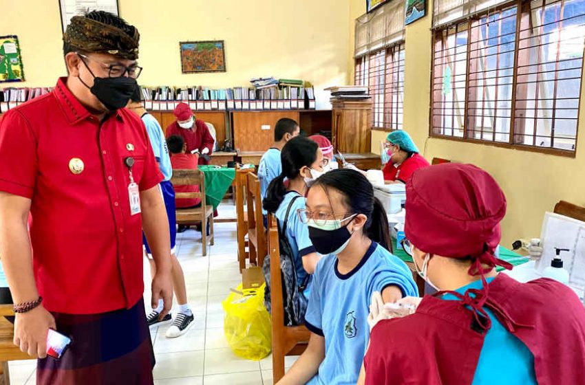  Percepat Vaksinasi Pada Remaja, Wawali Arya Wibawa Tinjau Vaksinasi Di SMPN 7 Denpasar
