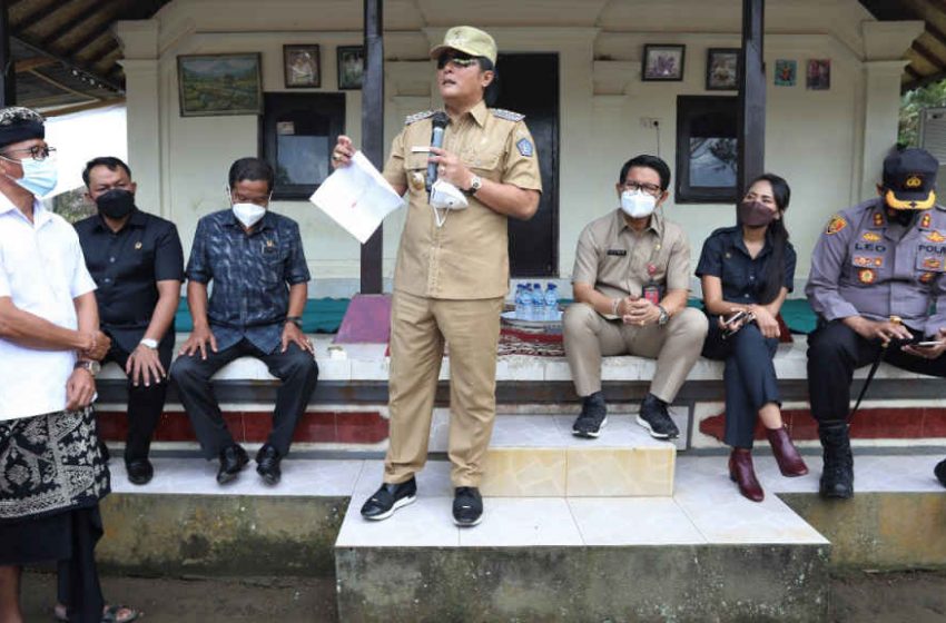  Di Sela Pemantauan Penyaluran BLT, Bupati Giri Prasta Juga Beri Bantuan Bedah Rumah