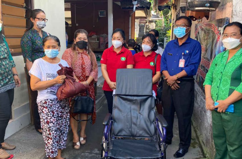  Ketua K3S Denpasar Serahkan Kursi Roda Kepada Penderita Stroke