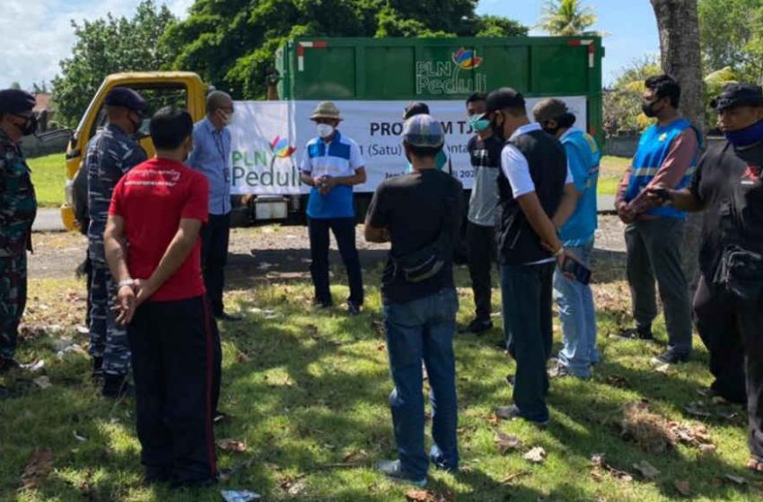  Peduli Lingkungan, PLN Serahkan Bantuan Kontainer Bak Sampah