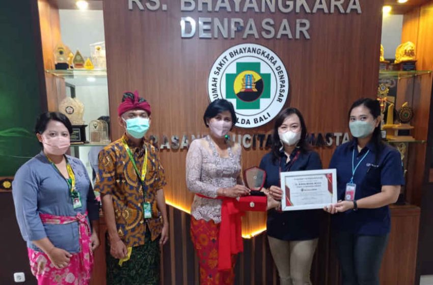  Sukses Gelar Vaksinasi, Astra Motor Bali Serahkan Apresiasi ke RS Bhayangkara Denpasar 
