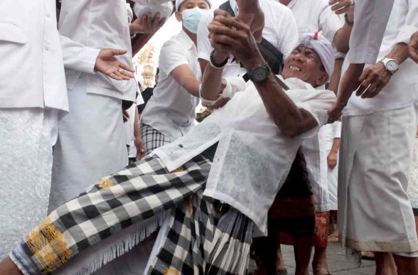  Sempat Diguyur Hujan, Tradisi Ngerebong Berjalan Lancar dengan Penerapan Prokes