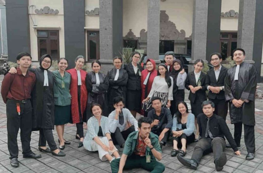  Tim FH Unud Meraih Juara Pertama Dalam National Moot Court Competition