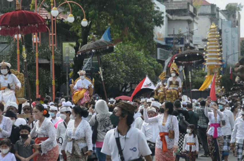  Ribuan Umat Iringi Mapeed hingga Pengarakan Ogoh-ogoh Palebon Ida Cokorda Pemecutan XI