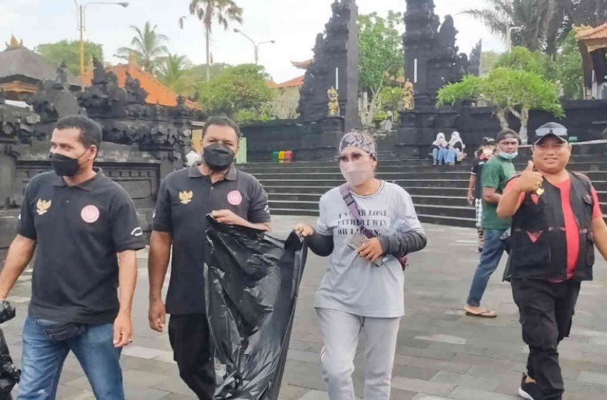  Flobamora Tabanan Gelar Bakti Sosial Aksi Bersih-bersih di Tanah Lot