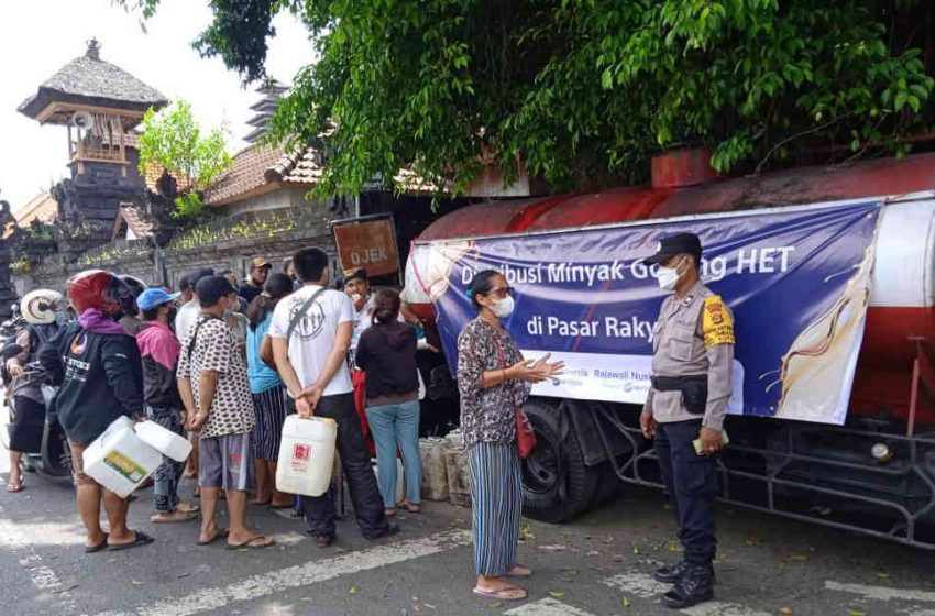  Dinas Koperasi Badung Gelar Operasi Penyediaan Minyak Goreng Curah